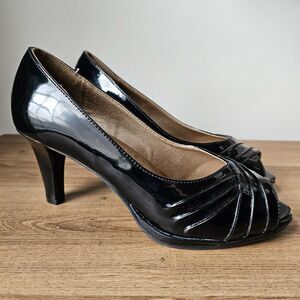 SOFT STYLE A HUSH PUPPIES COMPANY PATENT LEATHER PUMPS SIZE 9.5 WOMENS